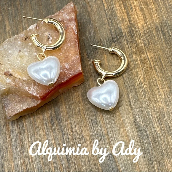 Gold dangle heart Pearls chunky hoops earrings/lolita/kawaii/maximalist/ - Picture 1 of 3